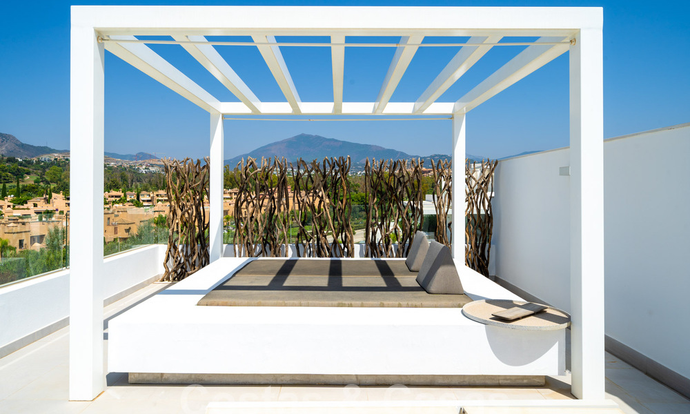 Moderno ático de diseño con amplio solárium en venta en la Nueva Milla de Oro entre Marbella y Estepona 58803