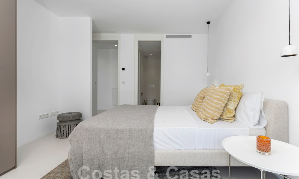 Villa de lujo modernista en venta a un paso de la playa y de todos los servicios en San Pedro, Marbella 58614