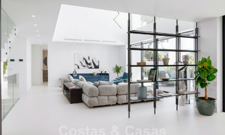 Villa de lujo modernista en venta a un paso de la playa y de todos los servicios en San Pedro, Marbella 58615 