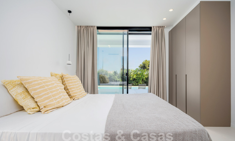 Villa de lujo modernista en venta a un paso de la playa y de todos los servicios en San Pedro, Marbella 58621