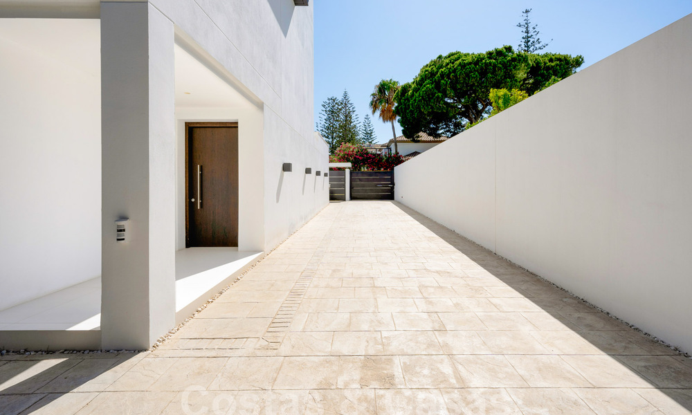 Villa de lujo modernista en venta a un paso de la playa y de todos los servicios en San Pedro, Marbella 58639