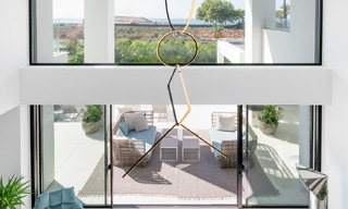 Villa de lujo modernista en venta a un paso de la playa y de todos los servicios en San Pedro, Marbella 58647 