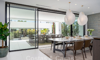 Villa de lujo modernista en venta a un paso de la playa y de todos los servicios en San Pedro, Marbella 58648 