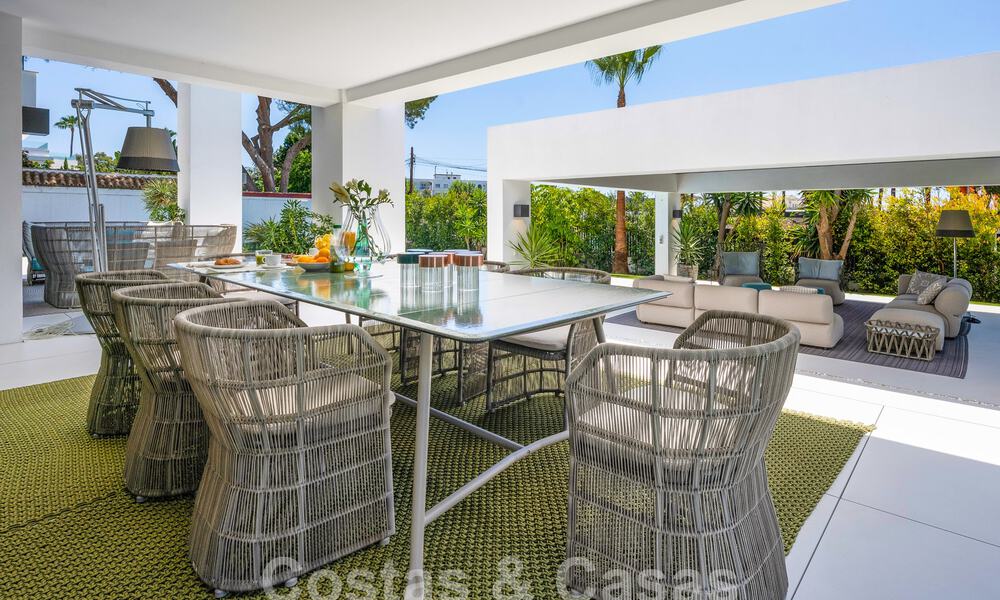 Villa de lujo modernista en venta a un paso de la playa y de todos los servicios en San Pedro, Marbella 58654