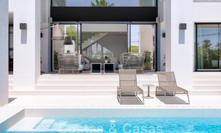 Villa de lujo modernista en venta a un paso de la playa y de todos los servicios en San Pedro, Marbella 58659 