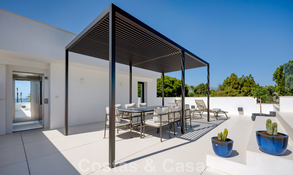 Villa de lujo modernista en venta a un paso de la playa y de todos los servicios en San Pedro, Marbella 58662