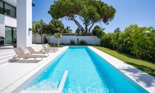 Villa de lujo modernista en venta a un paso de la playa y de todos los servicios en San Pedro, Marbella 58672 