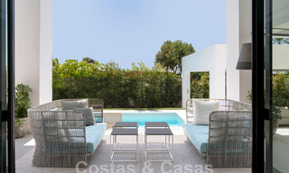 Villa de lujo modernista en venta a un paso de la playa y de todos los servicios en San Pedro, Marbella 58675 