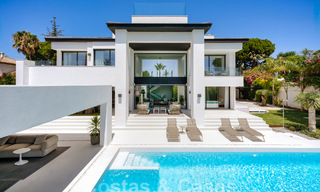 Villa de lujo modernista en venta a un paso de la playa y de todos los servicios en San Pedro, Marbella 58677 