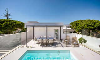Villa de lujo modernista en venta a un paso de la playa y de todos los servicios en San Pedro, Marbella 58679 