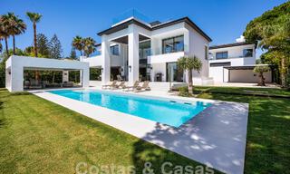 Villa de lujo modernista en venta a un paso de la playa y de todos los servicios en San Pedro, Marbella 58680 