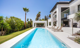 Villa de lujo modernista en venta a un paso de la playa y de todos los servicios en San Pedro, Marbella 58684 