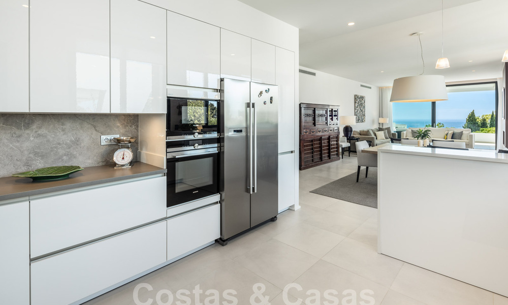 Moderno ático en venta con fenomenales vistas al mar en la exclusiva Sierra Blanca en Marbella 58743