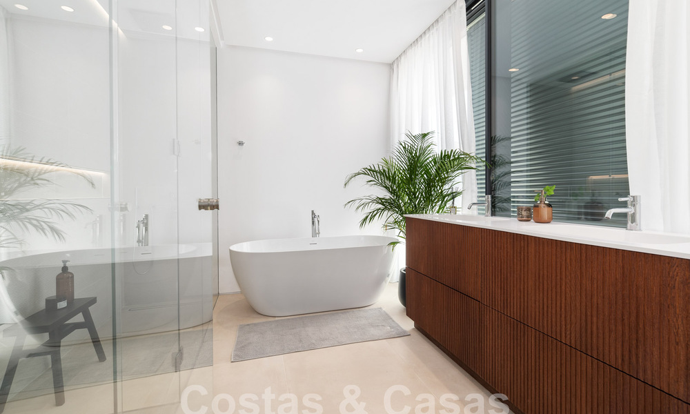 Villa de lujo en venta, lista para entrar a vivir, a poca distancia de Puerto Banús y de la playa en San Pedro, Marbella 59034