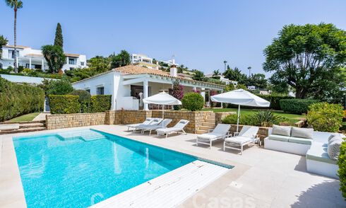 Villa de lujo andaluza con encanto atemporal en venta en primera línea de golf en Benahavis - Marbella 58834