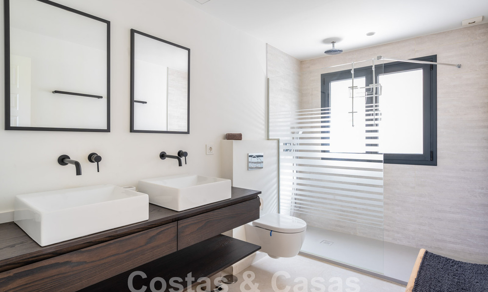 Villa de lujo andaluza con encanto atemporal en venta en primera línea de golf en Benahavis - Marbella 58839