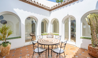 Villa de lujo andaluza con encanto atemporal en venta en primera línea de golf en Benahavis - Marbella 58861 