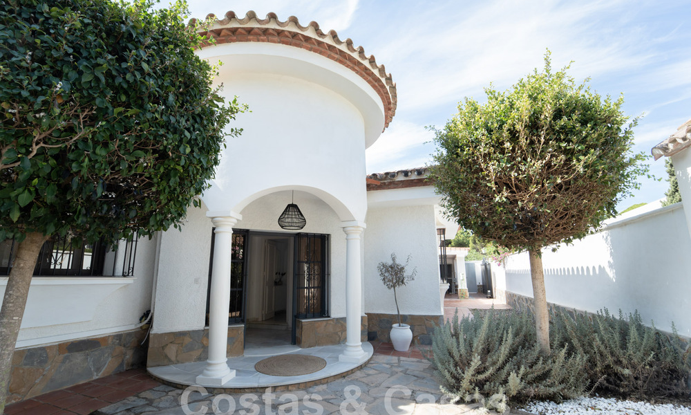 Villa tradicional de una sola planta en venta, cerca de la playa en la Nueva Milla de Oro, Marbella - Estepona 58873