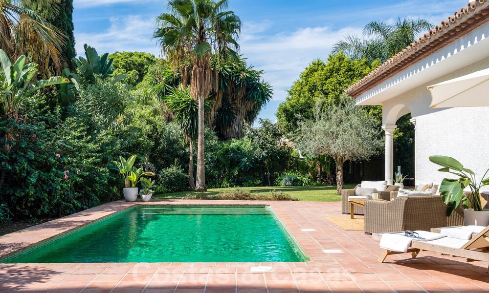 Villa tradicional de una sola planta en venta, cerca de la playa en la Nueva Milla de Oro, Marbella - Estepona 58874