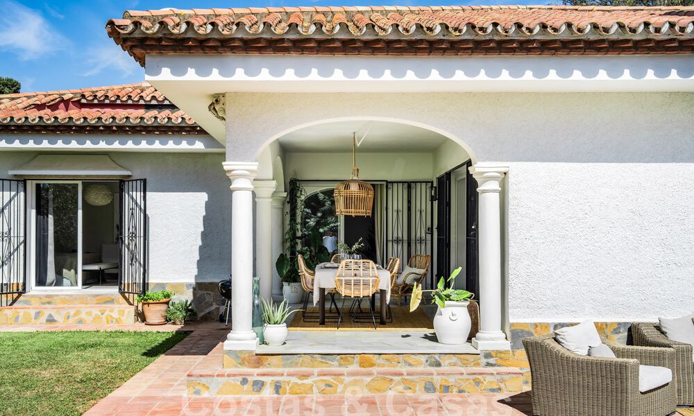 Villa tradicional de una sola planta en venta, cerca de la playa en la Nueva Milla de Oro, Marbella - Estepona 58875