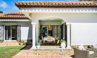Villa tradicional de una sola planta en venta, cerca de la playa en la Nueva Milla de Oro, Marbella - Estepona 58875 