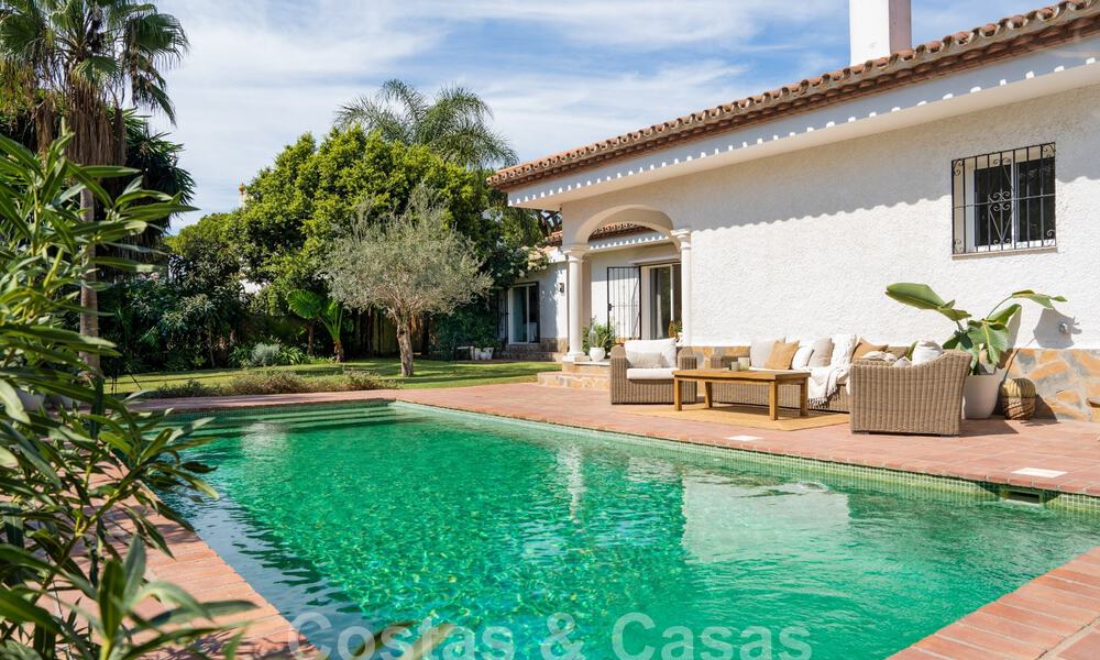 Villa tradicional de una sola planta en venta, cerca de la playa en la Nueva Milla de Oro, Marbella - Estepona 58877