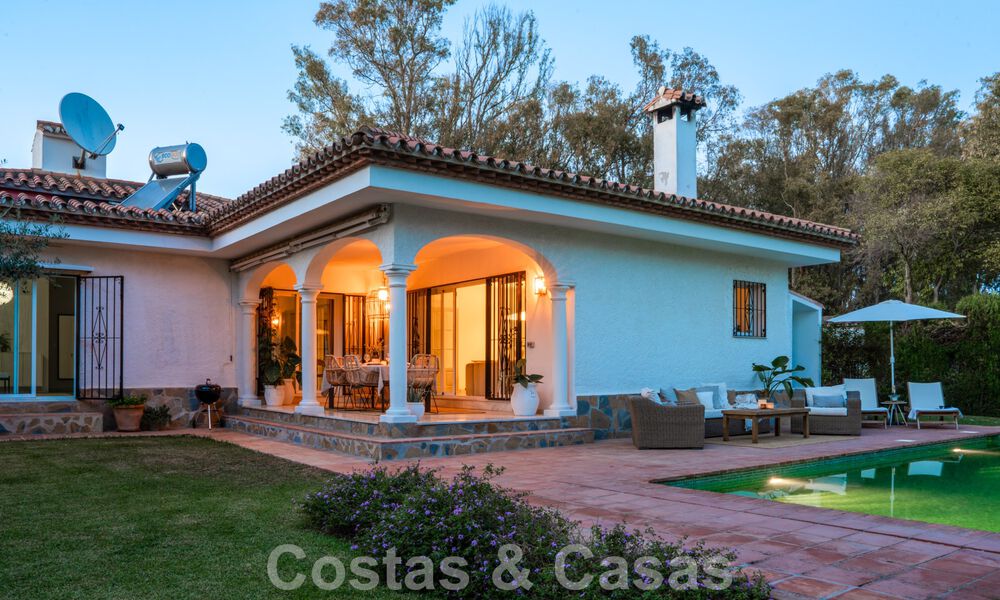 Villa tradicional de una sola planta en venta, cerca de la playa en la Nueva Milla de Oro, Marbella - Estepona 58879