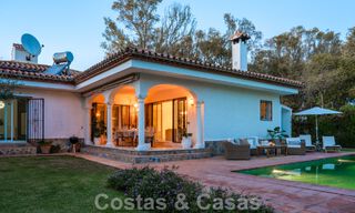 Villa tradicional de una sola planta en venta, cerca de la playa en la Nueva Milla de Oro, Marbella - Estepona 58879 