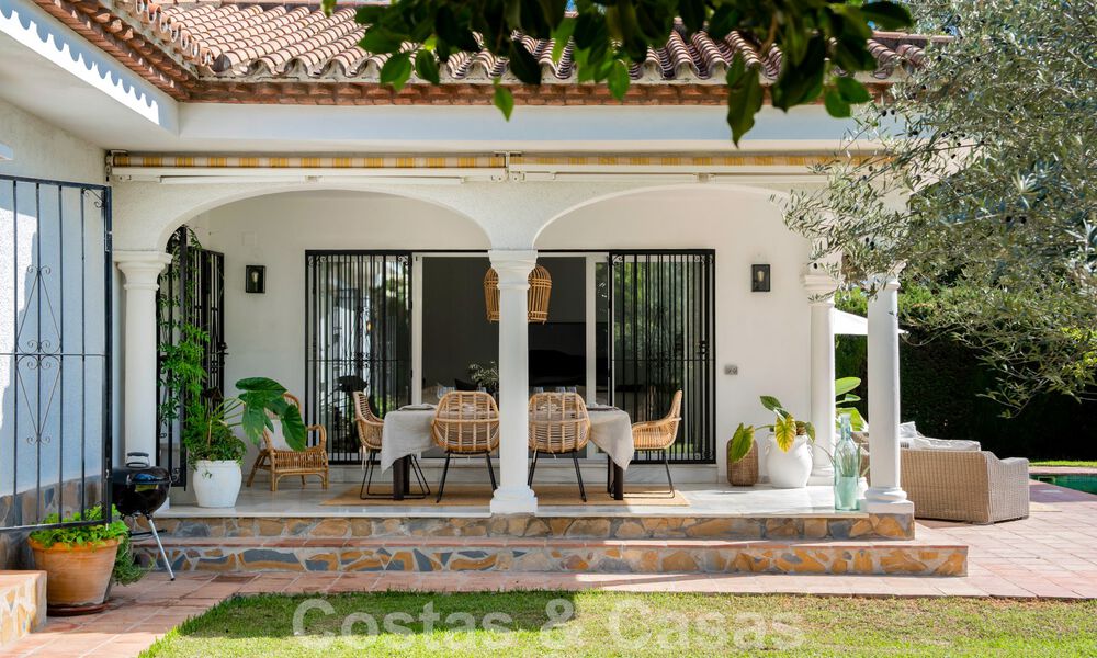 Villa tradicional de una sola planta en venta, cerca de la playa en la Nueva Milla de Oro, Marbella - Estepona 58883