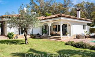 Villa tradicional de una sola planta en venta, cerca de la playa en la Nueva Milla de Oro, Marbella - Estepona 58884 