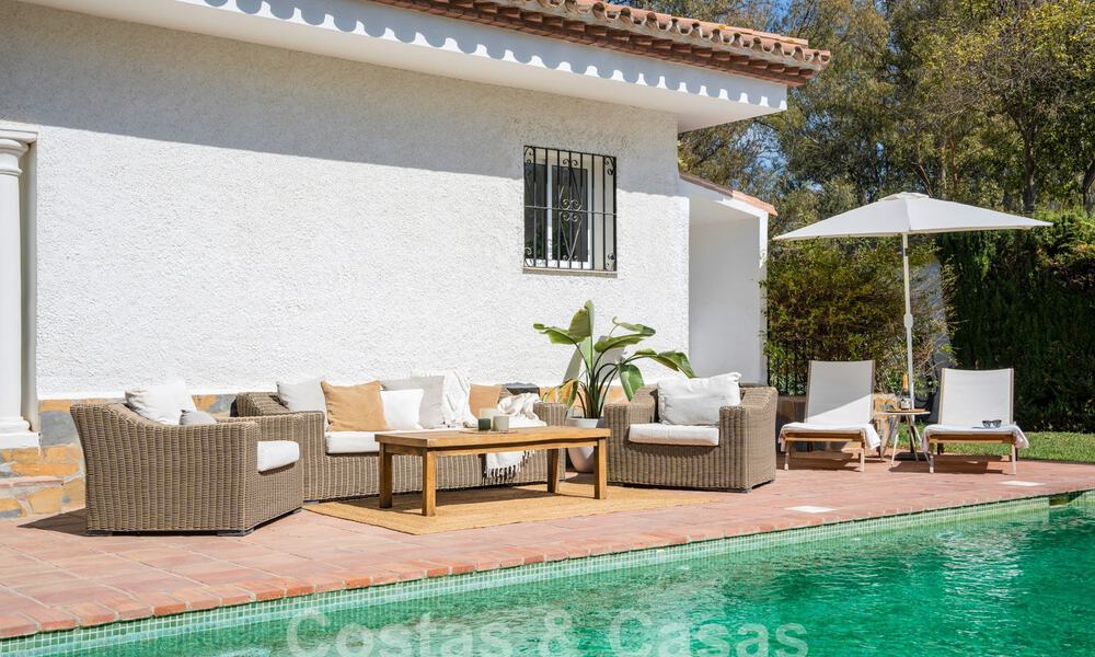 Villa tradicional de una sola planta en venta, cerca de la playa en la Nueva Milla de Oro, Marbella - Estepona 58890