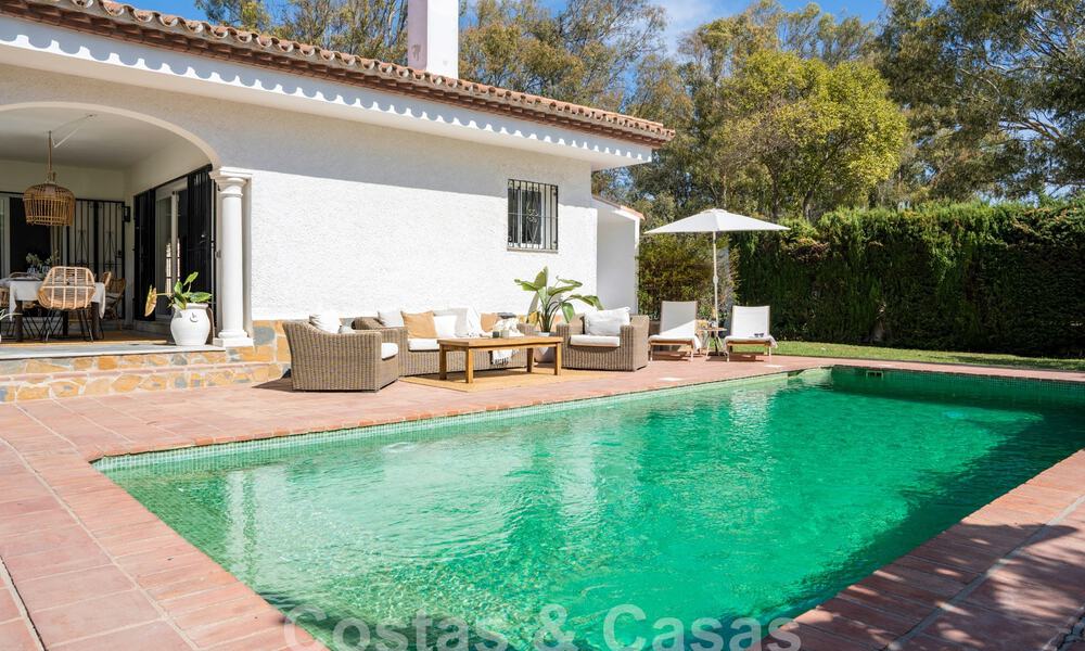 Villa tradicional de una sola planta en venta, cerca de la playa en la Nueva Milla de Oro, Marbella - Estepona 58891