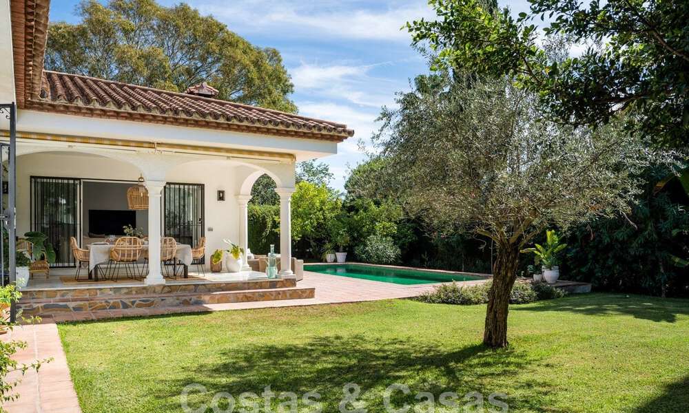 Villa tradicional de una sola planta en venta, cerca de la playa en la Nueva Milla de Oro, Marbella - Estepona 58893