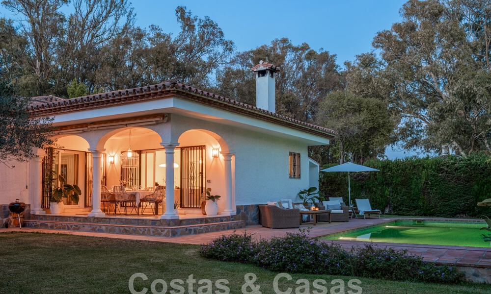 Villa tradicional de una sola planta en venta, cerca de la playa en la Nueva Milla de Oro, Marbella - Estepona 58903