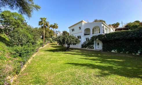 Villa en venta con gran jardín cerca de servicios en Marbella Este 58910
