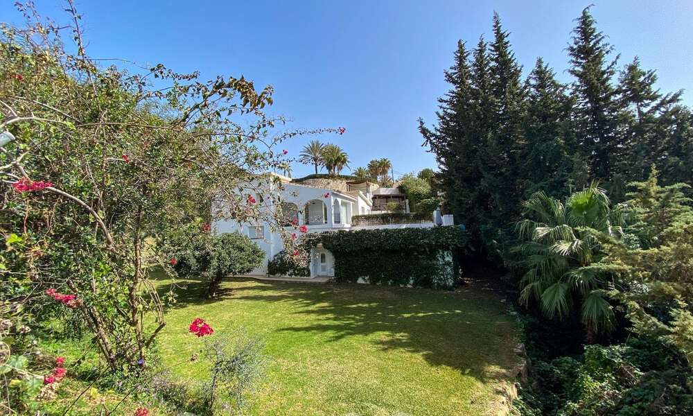 Villa en venta con gran jardín cerca de servicios en Marbella Este 58914