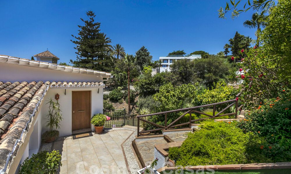 Villa en venta con gran jardín cerca de servicios en Marbella Este 58916
