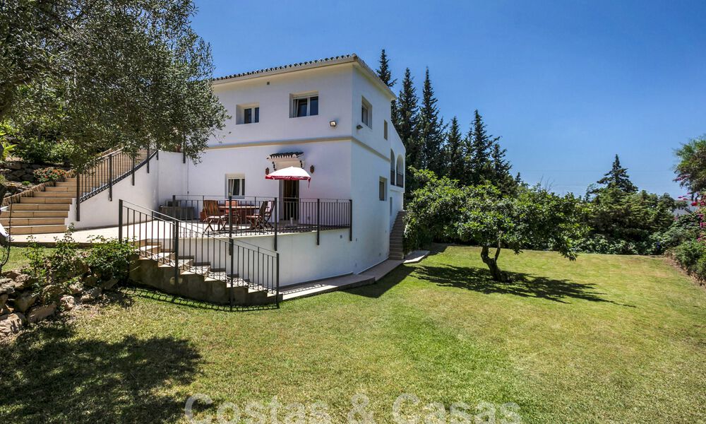 Villa en venta con gran jardín cerca de servicios en Marbella Este 58919