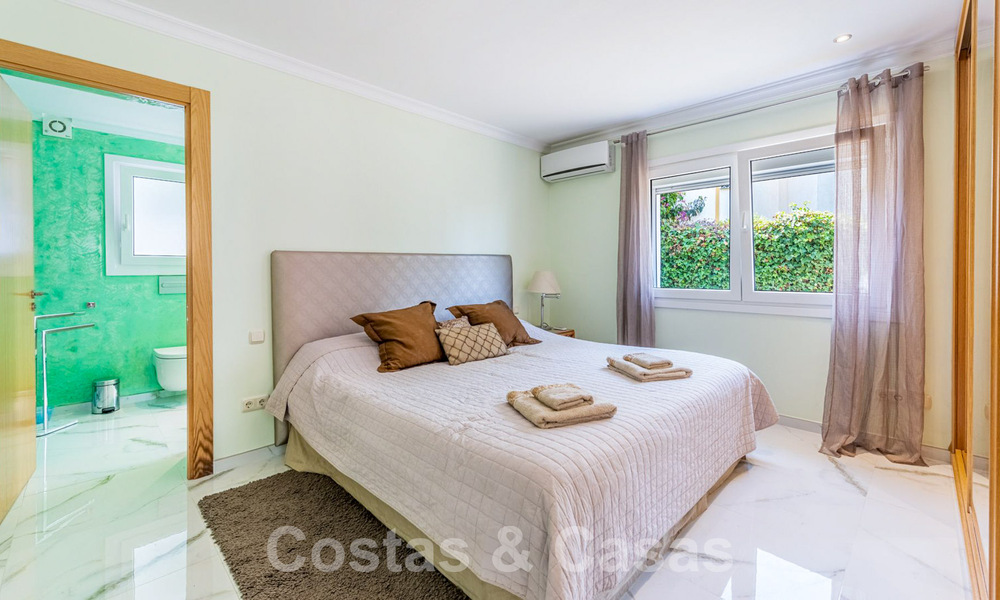 Villa en venta con gran jardín cerca de servicios en Marbella Este 58921