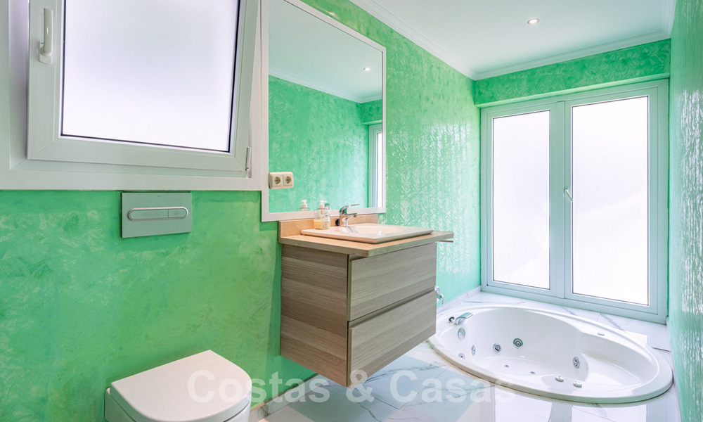 Villa en venta con gran jardín cerca de servicios en Marbella Este 58922