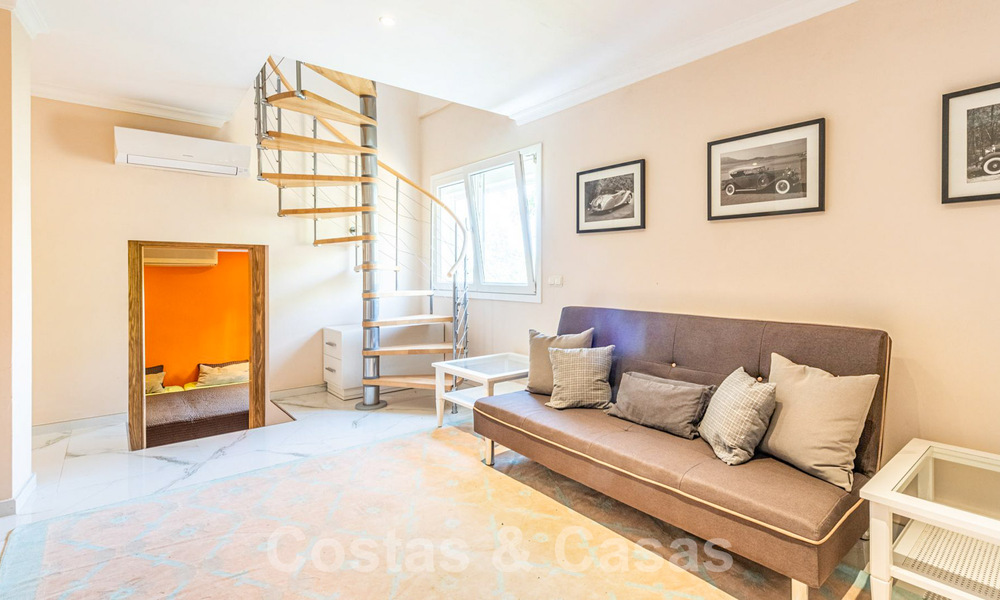 Villa en venta con gran jardín cerca de servicios en Marbella Este 58925