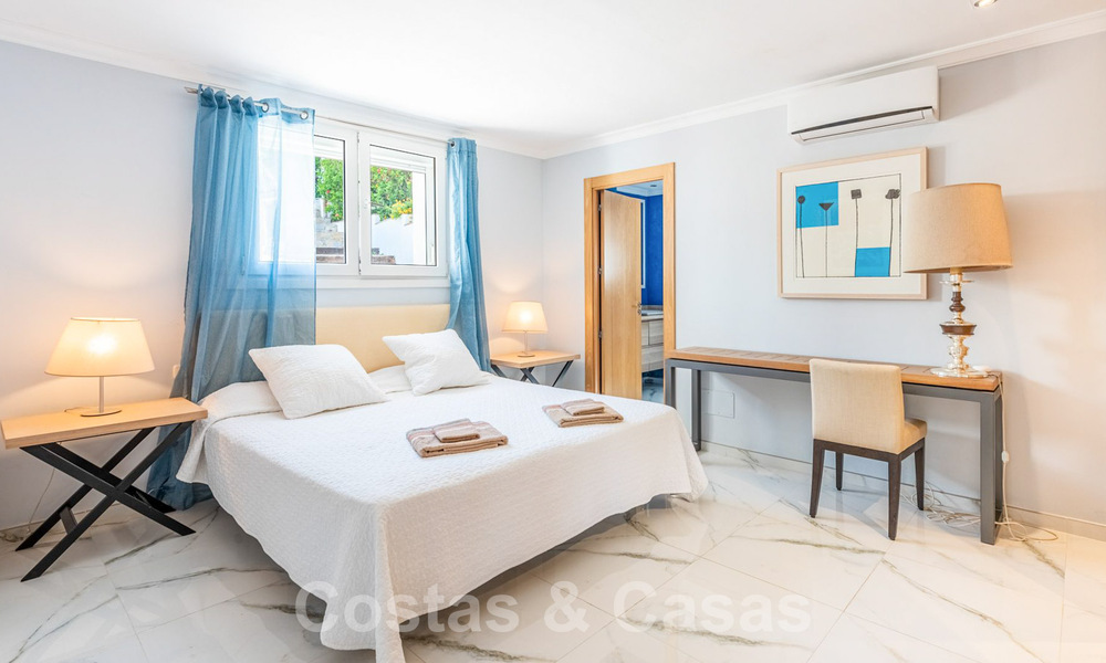 Villa en venta con gran jardín cerca de servicios en Marbella Este 58934