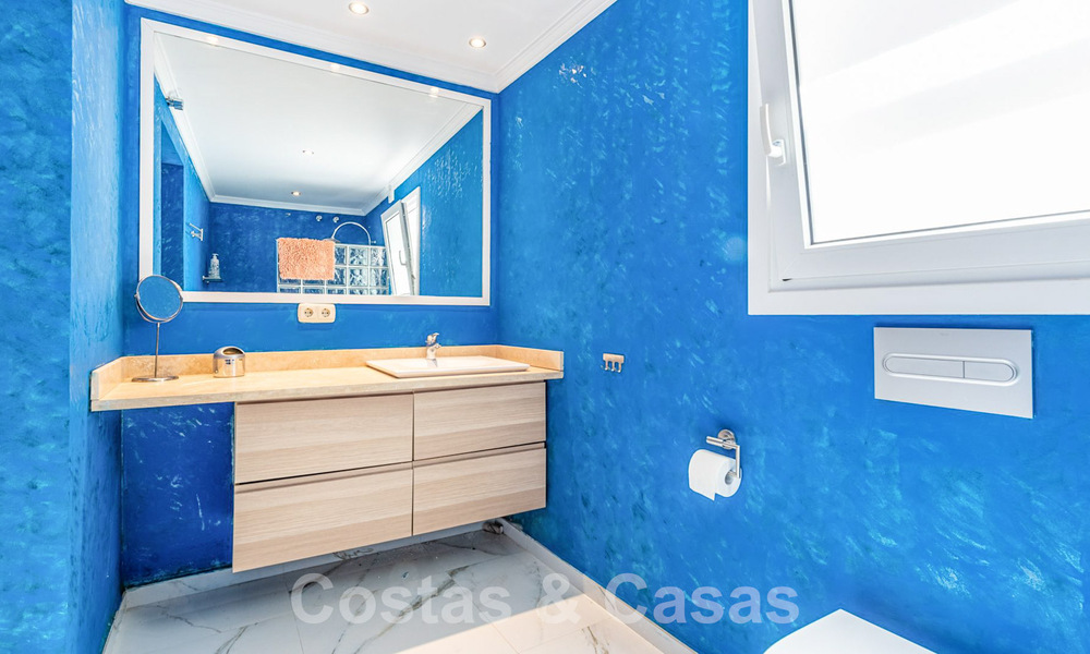 Villa en venta con gran jardín cerca de servicios en Marbella Este 58935