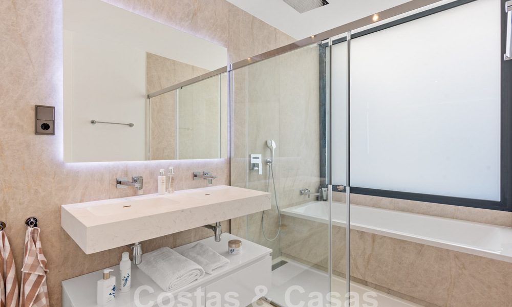 Villa modernista pareada en venta a un paso de la playa cerca de Puerto Banús en Marbella 58939