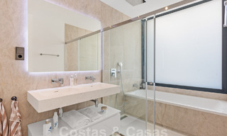 Villa modernista pareada en venta a un paso de la playa cerca de Puerto Banús en Marbella 58939 