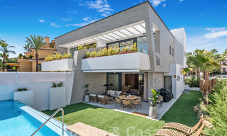 Villa modernista pareada en venta a un paso de la playa cerca de Puerto Banús en Marbella 58942 