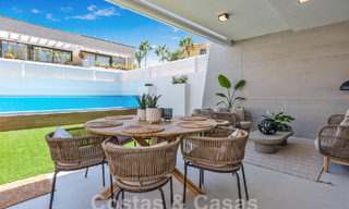 Villa modernista pareada en venta a un paso de la playa cerca de Puerto Banús en Marbella 58943 