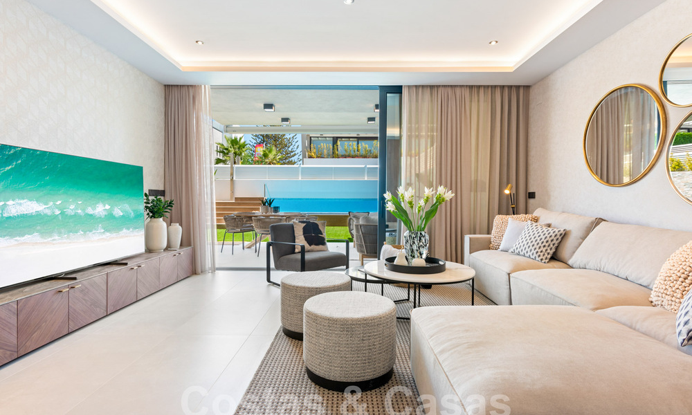 Villa modernista pareada en venta a un paso de la playa cerca de Puerto Banús en Marbella 58945