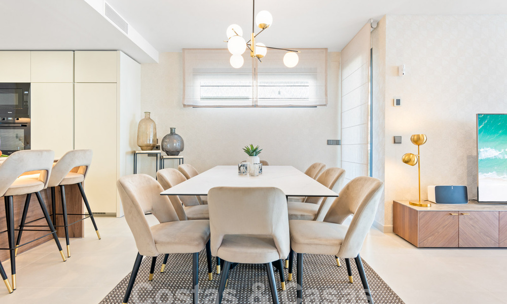 Villa modernista pareada en venta a un paso de la playa cerca de Puerto Banús en Marbella 58946