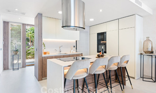 Villa modernista pareada en venta a un paso de la playa cerca de Puerto Banús en Marbella 58948 